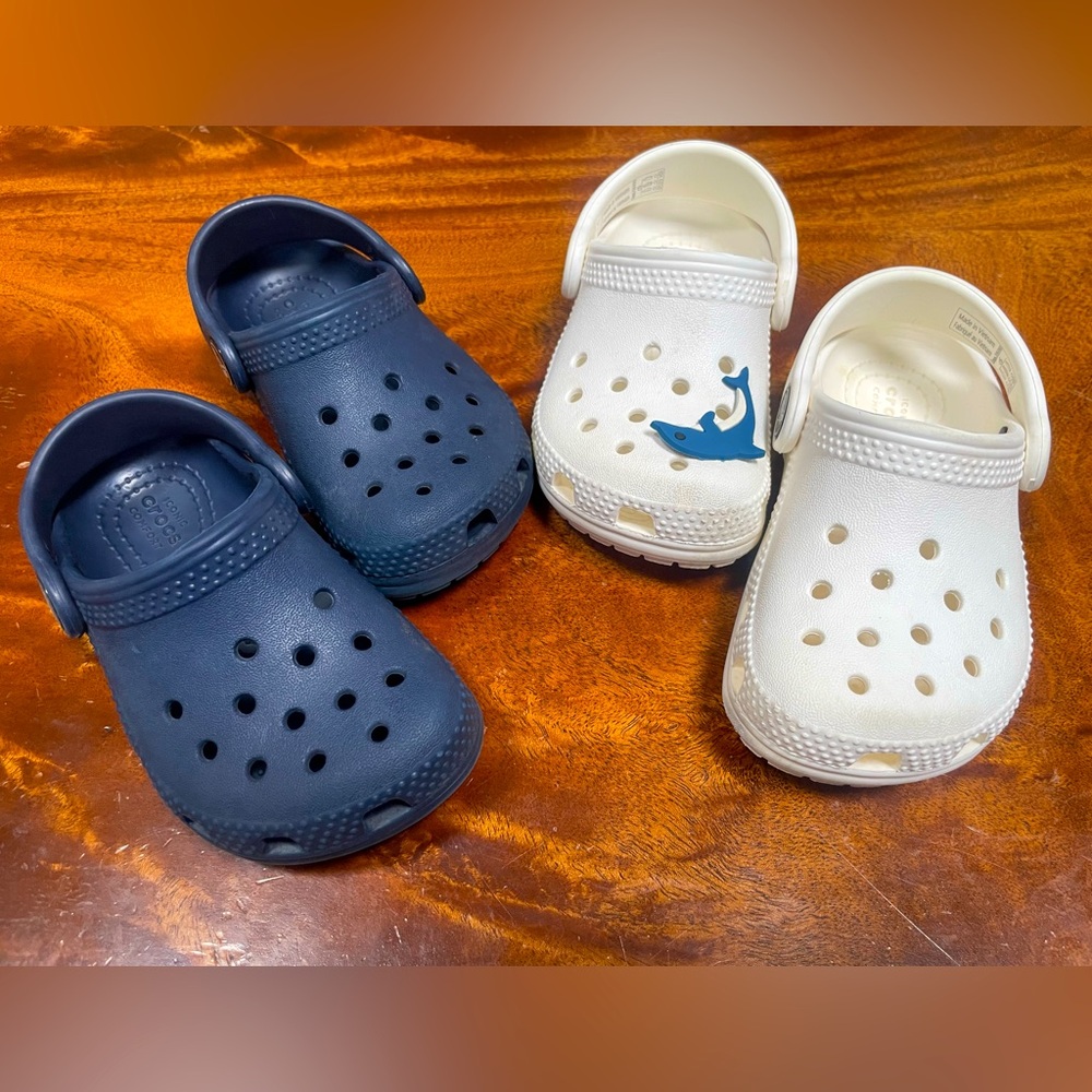 CROCS Toddler 6T Classic Clogs Bundle  in Navy and White with Shark Jibbitz